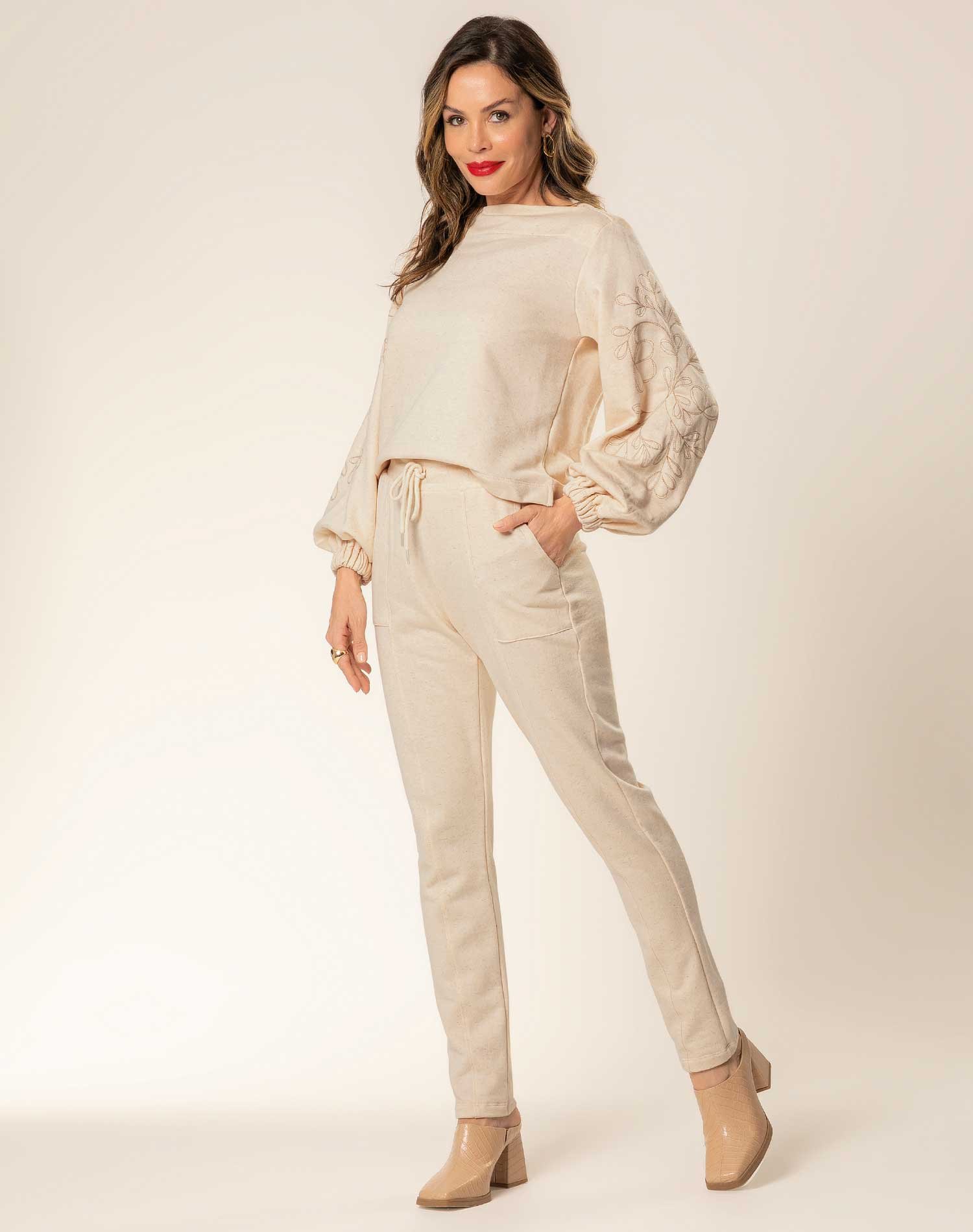 Conjunto Feminino Moletom e Linho Bordado Cativa Bege